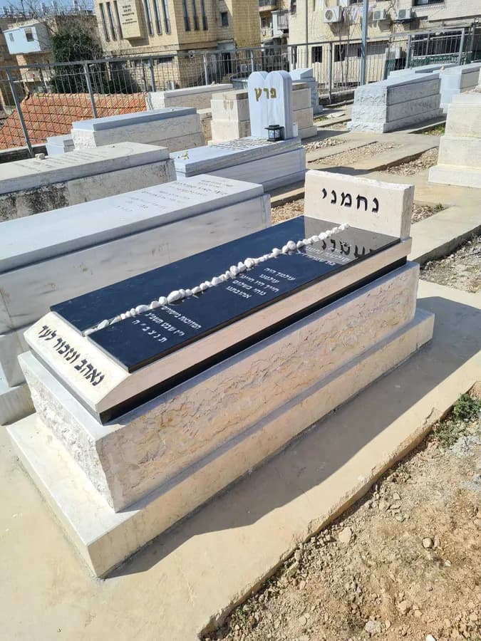 מצבת אבן בעבודת אמן