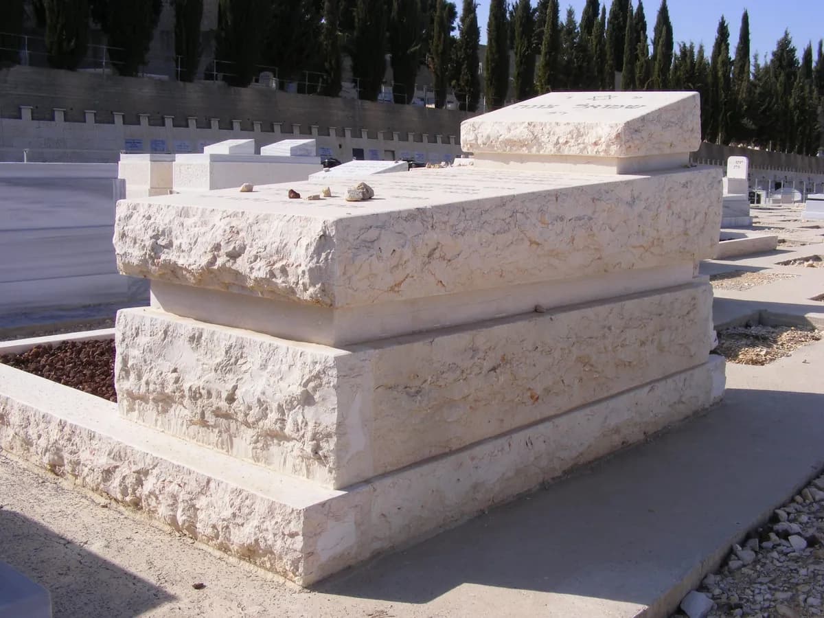 מצבת גרניט עם כיתוב מוקפד