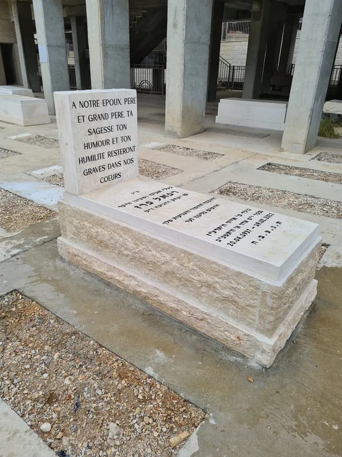 מצבה בסגנון מסורתי